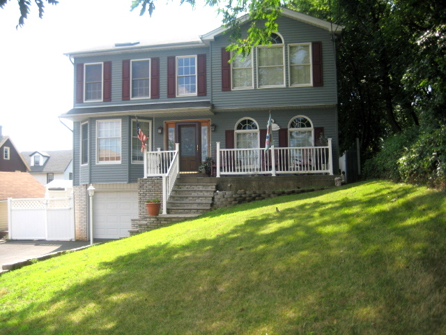 Front of Bloomingdale Rd. home for sale on Staten Island